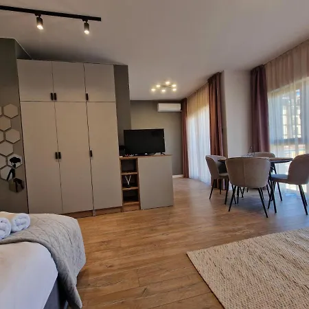 Апартаменти Cozy In With Free Parking By Flat Mаnager
