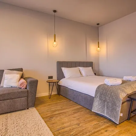 Апартаменти Cozy In With Free Parking By Flat Mаnager